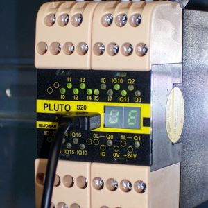 Die besonders leicht programmierbare Sicherheits-SPS Pluto S20 unterstützt durchgängig den höchsten Performance Level PL e und SIL 3. 