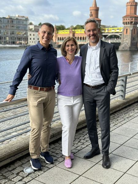 (v. l.) Markus Schwind (STACKIT) mit Daniela Schilling und Andreas Baresel (Datagroup) (Bild: Vogel IT-Akademie)