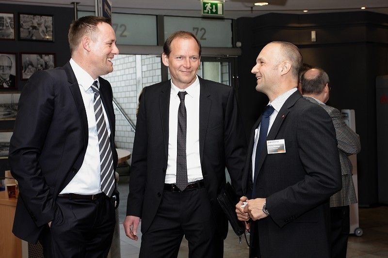 Bernd Tillmann, Matthias Steinkamp (beide Vorstände bei Tarox) und Michael Vorberger (Senior Sales Manager Distribution & Channel Marketing bei LG) (Archiv: Vogel Business Media)