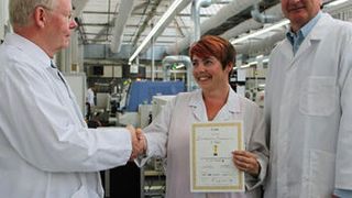 Ekaterina Stahlmann (Mitte) bei der Preisübergabe mit dem IPC-Vertreter Lars Wallin (links) und GBS-Geschäftsführer Roland Hollstein. (Bild: Grundig Business Systems)