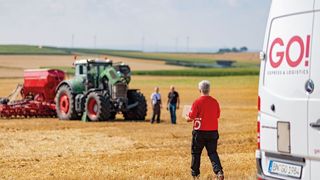 Sogar bis aufs Feld bringen technische Kuriere von GO General Overnight eilige und wichtige Sendungen. (GO General Overnight)