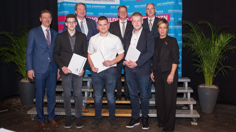 Über 200 Auszubildende im Handwerk wurden in der Fabrik in Coesfeld feierlich losgesprochen. „Sie sind heute die Hauptpersonen“, begrüßte Kreishandwerksmeister Andreas Baumeister die Prüflinge und die Gäste, darunter auch Mona Neubauer (r.), NRW-Ministerin für Wirtschaft, Industrie, Klimaschutz und Energie. „Ein sehr gutes Ergebnis“, bilanzierte Ulrich Müller, Hauptgeschäftsführer der Kreishandwerkerschaft Coesfeld. Von den insgesamt 234 Prüfungsteilnehmer/innen haben 206 bestanden. (Bild: Kfz-Innung Coesfeld)