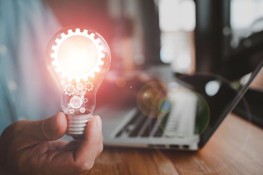 IIP-Ecosphere bietet mit dem Open Core Einstiegsworkshops für den Austausch über intelligente Produktion an.(Bild:  ©Looker_Studio - stock.adobe.com)