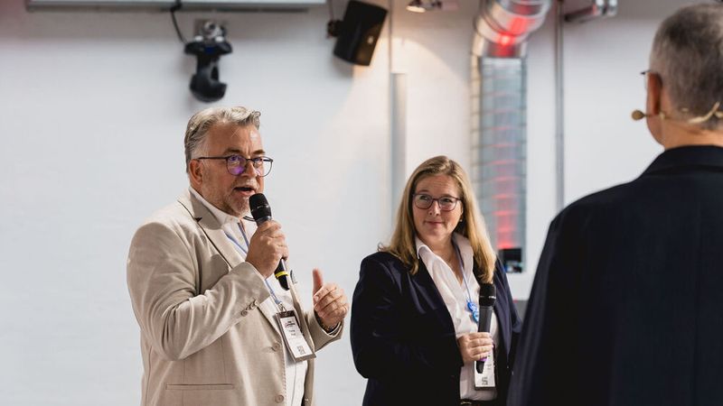 Nach der großen Pause ging es mit einer weiteren Podiumsdiskussion weiter: Thomas Bruß (Bob Automotive) und Vera von Wolffersdorf (GGG) sprachen darüber, wie Reparaturfinanzierungen, Serviceflatrates und Reparaturversicherungen zum Problemöser für die Kunden werden können.  (Bild: Stefan Bausewein)