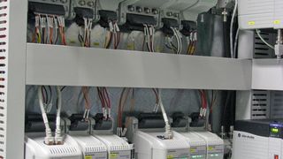 Für das Projekt wurde eine geteilte Lösung entwickelt, bestehend aus einer normalen CPU (Hauptprozessor) und einer Sicherheitssteuerung, die allen Anforderungen an die funktionale Sicherheit gerecht wird. (Rockwell)