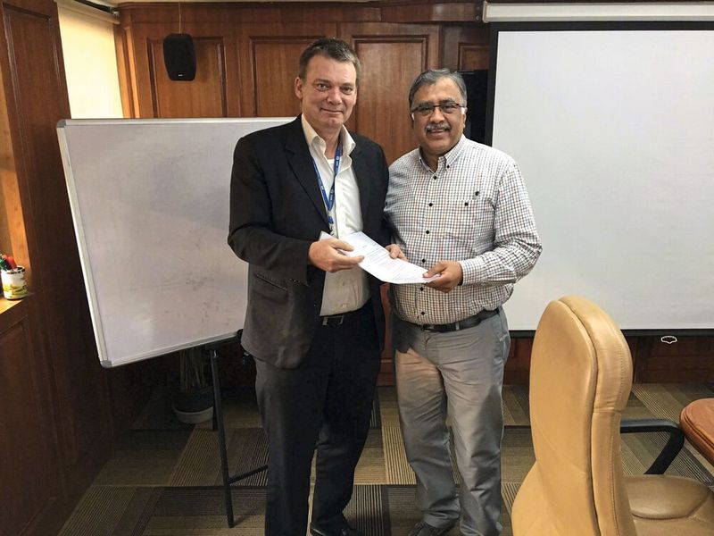 Kim Knudsen, Vertriebsleiter Kaffee und Gefriertrocknung bei GEA, mit Sanjiv Sarin, Geschäftsführer und CEO von Tata Coffee Ltd.  (Bild: Gea)