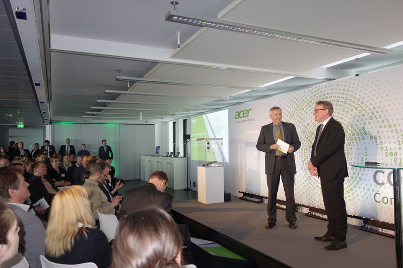 Moderator Damian Sicking, mit Geschäftsführer Wilfried Thom, ACER, begrüßen die Gäste. (Bild: IT-BUSINESS)