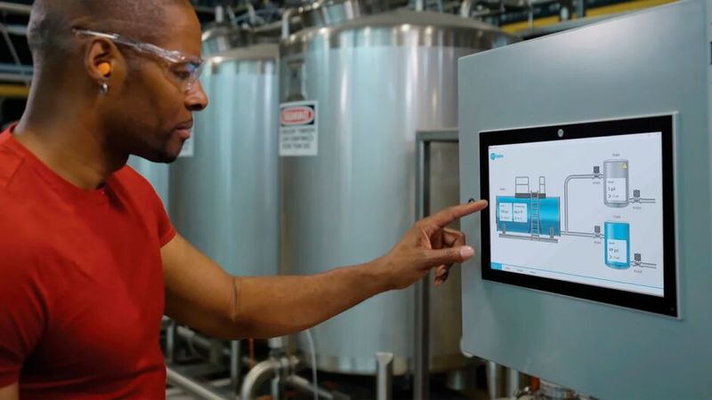 Rockwell in Halle 3C, Stand 320: Besuchen Sie die Vertreter von Rockwell, um sich von den Möglichkeiten der Software-Lösungen überzeugen zu lassen. FactoryTalk Analytics GuardianAI und LogixAI ermöglichen etwa die vorausschauende Wartung, während das FactoryTalk Design Studio Copilot komplexe Programmieraufgaben automatisiert und so die Produktivität steigert. Für die Cybersicherheit in OT-Umgebungen bietet Verve ein Inventarisierungs- und Schwachstellenmanagementsystem, und mit dem FactoryTalk Energy Manager steht die Nachhaltigkeit im Fokus. Der Manager hilft, die Energieeffizienz zu optimieren und Emissionen zu reduzieren. (Bild: Rockwell)