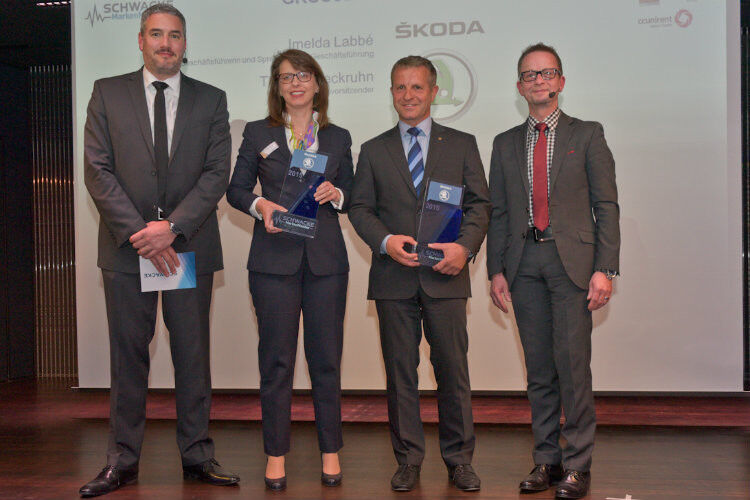 Skoda wurde Sieger bei den großen Importfabrikaten. Deutschland-Chefin Imelda Labbé (2.v.l.) nahm den Preis gemeinsam mit Händlerverbandspräsident Thomas Peckruhn (2.v.r) entgegen. (Foto: Schwacke)
