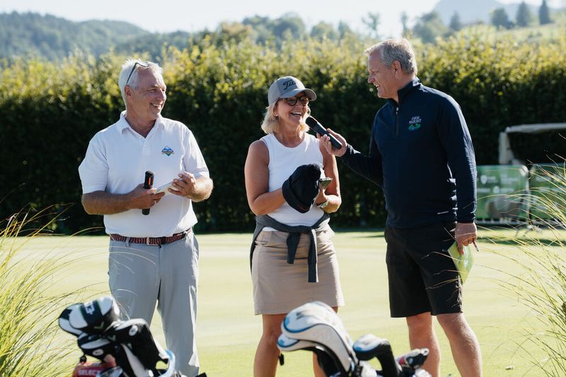 (V. l.) Tom Meiler (BR) möchte von Stephanie Steen (ITB) wissen, warum es bei diesem strahlenden Wetter Wintermützen gibt. (Bild: Manuel Emme)