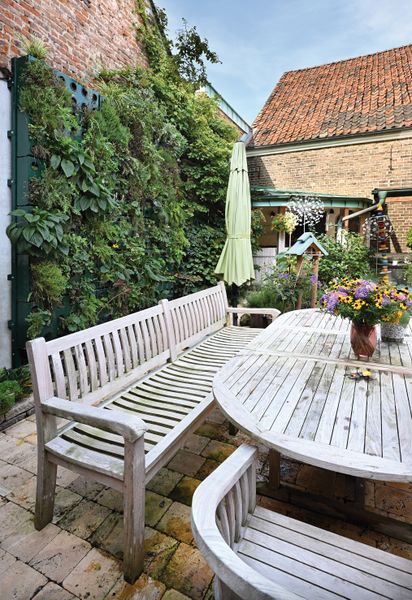 Im nordrhein-westfälischen Wesel wurde der Innenhof eines zugehörigen privaten Wohnhauses nachhaltig begrünt. Zum Einsatz kamen modulare Pflanzwände „Adam“ der Firma Richard Brink.  (Bild: Richard Brink GmbH & Co. KG )