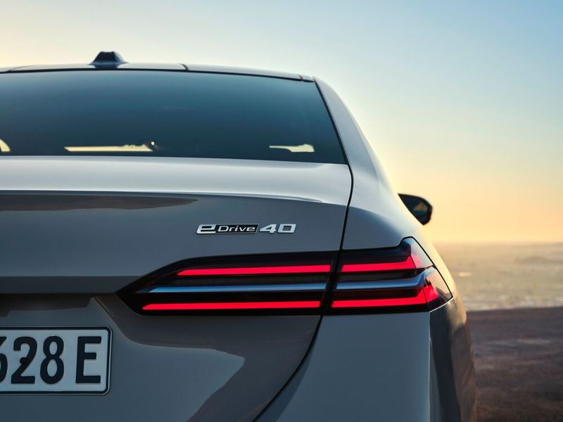 Horizontale Leuchtstreifen setzen in der Heckansicht Akzente.  (Bild: BMW)