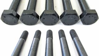 Besonders deutlich wird die Wirkung des Basecoats Delta-Protekt KL 120 bei schwarzen Topcoats: oben nach einer Belastung von 240, unten nach einer Belastung von 1000 h. Die schwarze Oberfläche bleibt fast unverändert. (Bild: Dörken MKS)