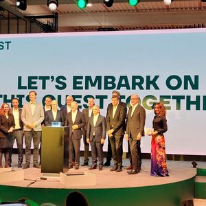 Bundeskanzler Olaf Scholz (1. Reihe, M.), gesäumt von (v.l.) Robin von Plettenberg (CEO Quest One), Dr. Peter Tschentscher (1. Bürgermeister Hamburg), Dr. Uwe Lauber (Vorstandsvors. MAN Energy Solutions), Gunnar Kilian (Vorstandsmitgl. Volkswagen).(Bild:  PTJ/ Katharina Stranzenbach)