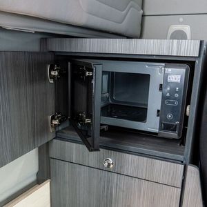Auch eine Mikrowelle ist bei dieser Variante an Bord.(Bild:  Hendrisch Verlag)