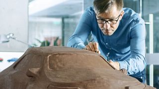 Im Automobilbau gibt es eine wichtige Gemeinsamkeit in der Arbeitsweise von Konstrukteuren und Softwareentwicklern: Der Fokus auf die ständige Erlebbarkeit des Produkts. (Gorodenkoff Productions OU)