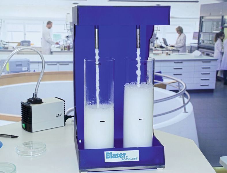 Blaser Swisslube zeigt den Einfluss der Wasserhärte auf das Schaumverhalten des KSS. (Anne Richter, SMM)