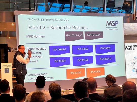 Vor dem Einsatz von Cobots ist ein gründliche Gefährdungsbeurteilung notwendig. Diese hilft, mögliche Gefahrenquellen zu identifizieren und die Risiken zu bewerten. Darüber hinaus ist die Einhaltung der einschlägigen Normen und Standards, wie die EN ISO 10218 und ISO/TS 15066 für die Sicherheit von Cobots von großer Bedeutung(Bild:  Müller und Partner Sachverständige)