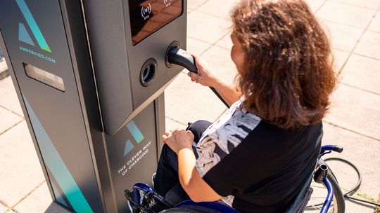 Das Modell „Connect.Public“ soll Rollstuhlfahrern dank ergonomischer Gestaltung die Bedienung leicht machen.(Bild:  Heidelberg)