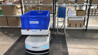 Selbst kürzeste Stopps reichen aus, um den Roboter „SHERPA-B“ effizient mit Energie zu versorgen. (Wiferion)