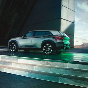 Die Seitenpartie wird geprägt von einer breiten Zierleiste, die in der Serie in unterschiedlichen Farben lackiert werden kann.(Bild:  BMW/Agnieszka Doroszewicz)