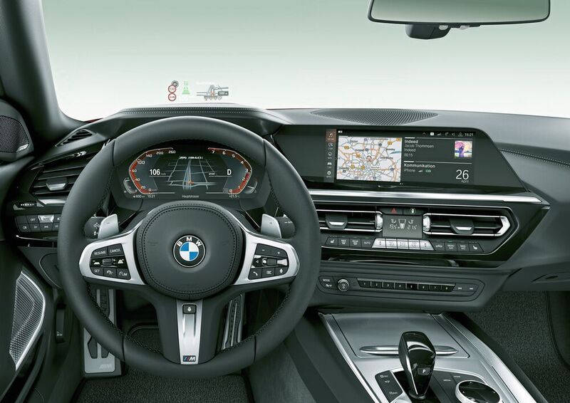 Das Cockpit ist komplett digital, die Mittelkonsole zum Fahrer hin orientiert. (BMW)