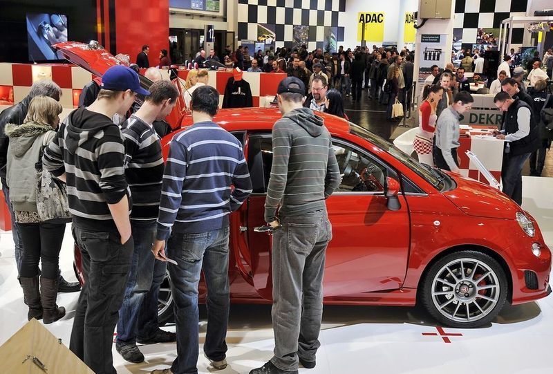 Die Faszination lebt. Sportliche Serienautos waren in Essen zwar wenige zu sehen, doch die Stände von Abarth, Alfa Romeo und Skoda waren echte Highlights. (Archiv: Vogel Business Media)