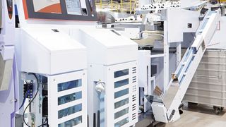 Zuführung von Kopsen (speziellen Kunststoffhülsen mit Ringgarn) in der Spulmaschine Autoconer 6 von Schlafhorst. (Bild: Baumer)