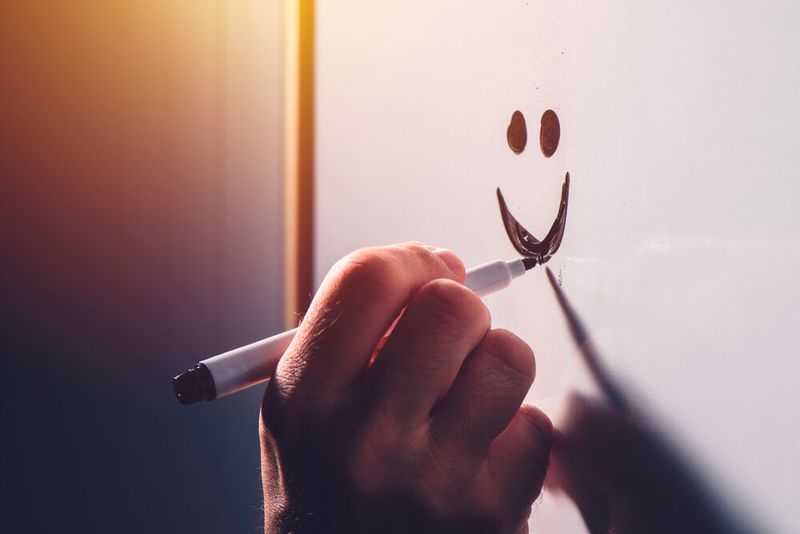 Arbeiten Sie mit Emotionen!  Emotionale Inhalte kann sich das menschliche Gehirn besser merken. Nutzen Sie deshalb Emojis oder ankern Sie Informationen beim Publikum durch Emotionen.   (Bild: Bits and Splits - stock.adobe.com)