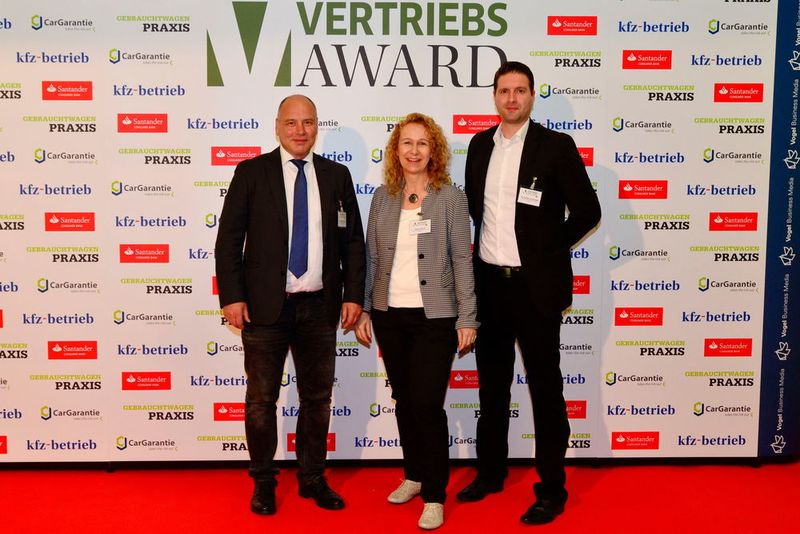 Dr. Steffen Görlitz (v.li.), Katrin Görlitz und Maximilian Schmiedel vom Berliner Autohaus CSB Schimmel Automobile. (Vogel Business Media)