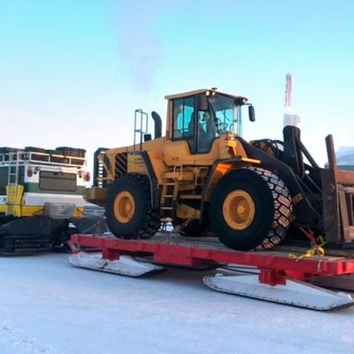 Eine innovative Transportlösung für akrtische Bedingungen ist mit spezieller Gleitkufen aus ultrahochmolekularem Polyethylen (UHMW) ausgestattet, die Lasten von bis zu 45 Tonnen über unwegsames Gelände transportieren kann. (Bild: Leister)
