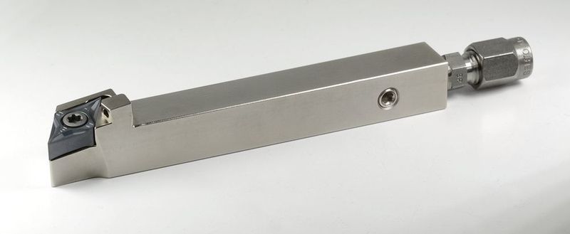 Un porte-outil Multidec-Lub pour plaquette Iso type D. Le canal pour le lubrifiant amène le fluide directement sur l'arête de coupe de la plaquette. (Utilis AG)