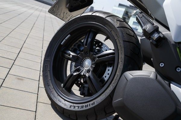 Der neue BMW C evolution bei der offiziellen Präsentation in Barcelona (BMW)
