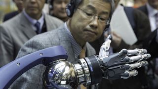 Greiftechnik für die Servicerobotik: Die Schunk-5-Fingerhand  und der Schunk-Leichtbauarm LWA 4P faszinierten die Messebesucher. (Bild: Schunk)