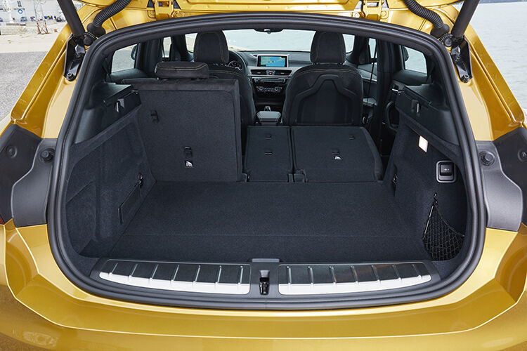 Mit den im Verhältnis 40:20:40 umlegbaren Rücksitzlehnen lässt sich das Ladevolumen auf 1.535 Liter erweitern. Im Normalzustand passen 470 Litern rein. (BMW)