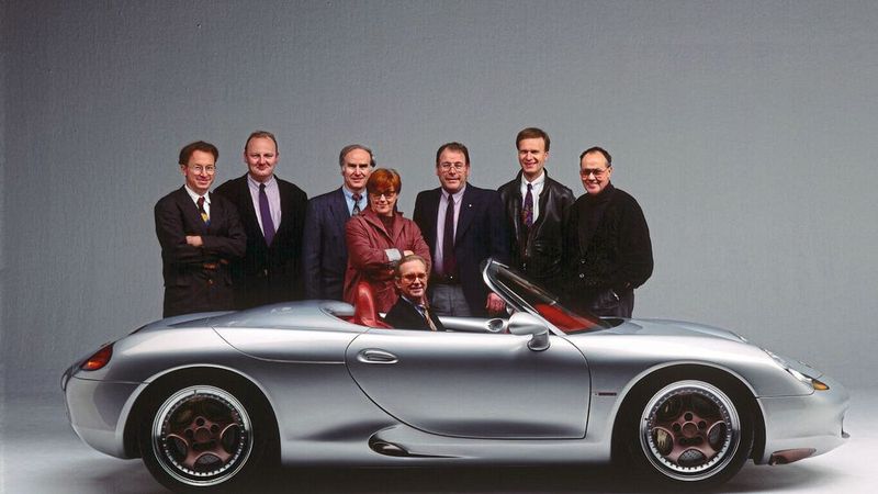 Die Boxster-Studie mit den verantwortlichen Designern 1993 (v. li.): Grant Larson (Exterieurdesigner), Jörg Kirschbaum (Modellkonstrukteur), Otto Geffert (Ingenieur im Designstudio), Dorothea Müller-Goodwin (zuständig für Farben und Ausstattung), Klaus Ziegler (Modellkonstrukteur), Stefan Stark (Interieurdesigner) und Peter Müller (Chefmodelleur) sowie – im Boxster – Harm Lagaay (Leiter der Designabteilung). (Bild: Porsche AG)