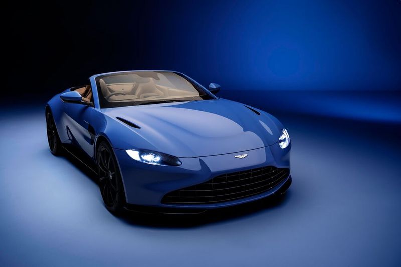 Zu Preisen ab rund 157.000 Euro bietet Aston Martin ab sofort den Vantage V8 auch als Roadster an. (Bild: Aston Martin)