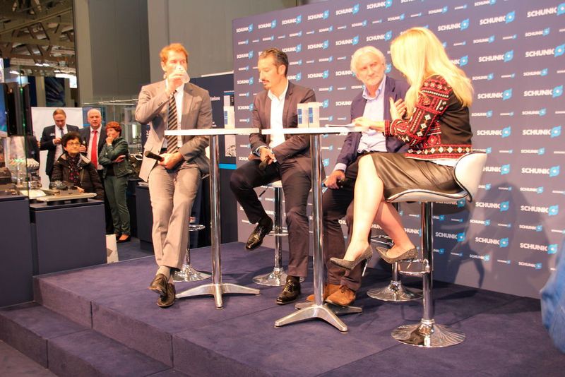 Schunk begeisterte mit seiner Talkrunde der Sport-Giganten. Anekdoten rund um legendäre Fußball-Momente wie das Halbfinalspiel der WM 2006 in Dortmund oder die WM 1990 in Italien gehörten ebenso dazu wie ein differenzierter Blick auf die italienische Serie A, die Bundesliga, die Champions League und die EM 2016. (Bild: Sonnenberg)