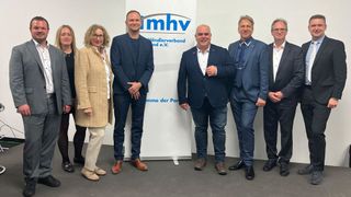 Der neue Vorstand des Mazda-Händlerverbands: (v. l.) Mathias Hüls, Luisa Braß, Birgit Reis
Marcus Weller, Thorsten Krämer, Marco Böttcher, Werner Prange und Thomas Haselbach
 (Bild: Doris S. Pfaff - VCG)