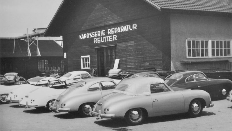 Die Produktion des Porsche 356 bei Karosserie Reutter, heute Teil des Porsche-Werks. Dieser Typ ist der Ur-Porsche und er war der erste deutsche Nachkriegssportwagen. Mittlerweile ist es auch eher diese Form und weniger die reine Fahrleistung, die Oldtimerfans zum 356 greifen lassen. Und auch die Renditeaussichten. (Bild: Porsche AG)