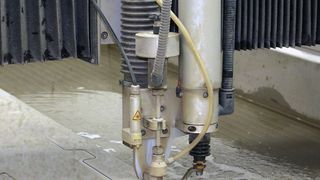 Das T-Modell von Water Jet Sweden mit einem Abrasiv-Wasserstrahlschneidsystem von 3 m x 2 m. (Concept Sweden)