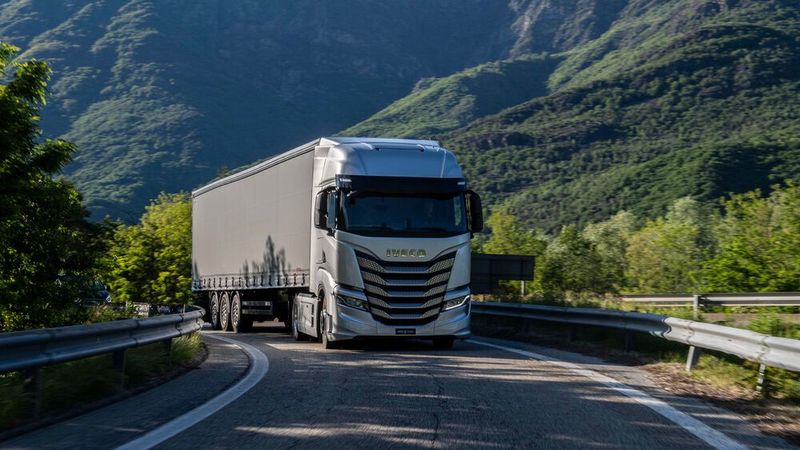 Das Motorenspektrum startet bei 340 PS (250 kW) und reicht bis zum C13, einem 13-Liter-V8-Diesel mit 570 PS (420 kW).  (Bild: ampnet/Iveco)