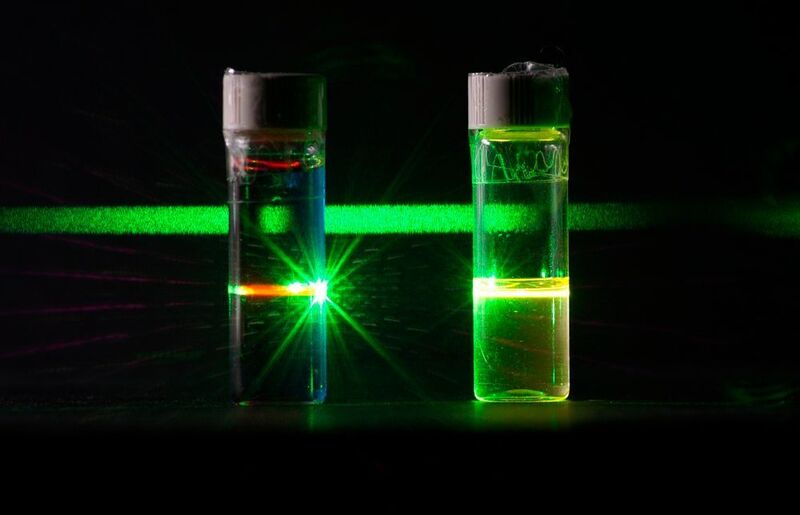 Grüne Fluoreszenz einer Farbstofflösung, die mit blauem Licht angeregt wird. 
 (Fraunhofer IAP)