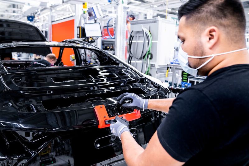 Sogenannte Montagehilfsmittel können die Mitarbeiter selbst anfordern, sie entstehen mittels 3-D-Druck und aus biologisch abbaubaren Materialien. (Audi)