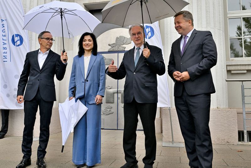Besuch der Bundesministerin Katherina Reiche am Chemiestandort Leuna: Pressefoto vor dem Hauptgebäude am Chemiestandort Leuna mit Dr. Christof Günther, Geschäftsführer von Infraleuna, Katherina Reiche, Bundesministerin für Wirtschaft und Energie, Dr. Reiner Haseloff, Ministerpräsident des Landes Sachsen-Anhalt sowie Sven Schulze, Minister für Wirtschaft, Tourismus, Landwirtschaft und Forsten des Landes Sachsen-Anhalt (Bild: Infraleuna)