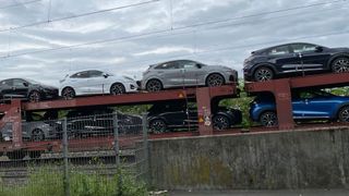 Die Auslieferung von Neuwagen stockt. Die Rückgänge der Neuzulassungen bleiben zudem nur wegen steigender Eigenzulassungen der Hersteller in einem erträglichen Rahmen (Symbolbild).  (Bild: Grimm – privat)
