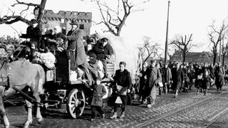 Im Zweiten Weltkrieg waren es die deutschen Zivilisten, die ihrer Heimat den Rücken kehren mussten. Heute droht die Gefahr, dass Konzerne, geplagt nicht nur von hohen Energiepreisen, aus Deutschland abwandern. Das geht aus einer aktuellen Befragung hervor.  (Bild: Bundesregierung.de)