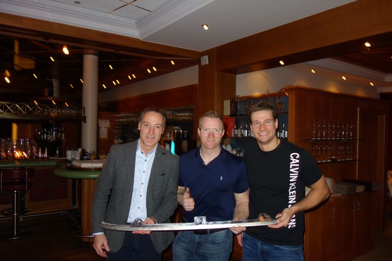 Thorsten Schwecke (l., Acronis) freute sich über die Bob-Kufe, die unter den Teilnehmern für die Acronis Foundation versteigert wurde. (Vogel IT-Medien GmbH)