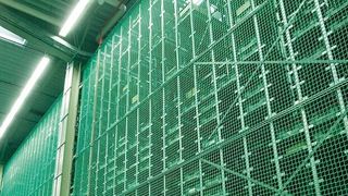 Eine Möglichkeit zur Gefahrenminderung im Hochregallager: Palettenregal-Sicherungsnetzt von SNI Regaltechnik. (Bild: SNI)