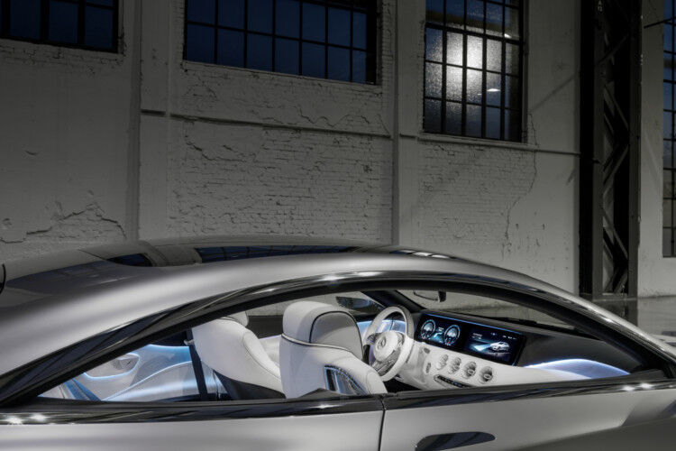 Typisch Mercedes verstärken die durchgehenden Glasflächen der rahmenlosen Türen die Coupé-Optik, ohne von einer B-Säule unterbrochen zu werden. (Foto: Daimler)